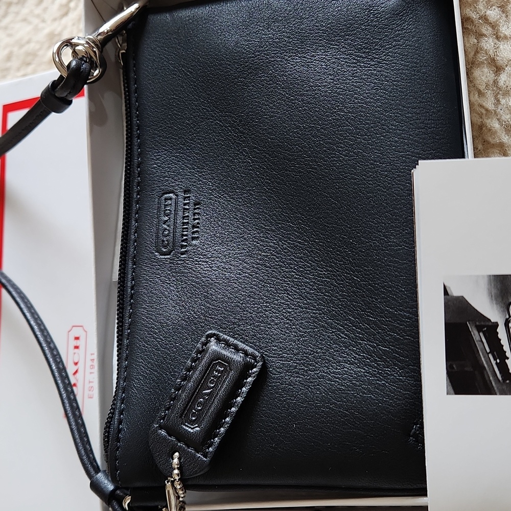 NWT IOB Coach Black Leather Wristlet with Red Star Key Fob 🖤⭐️❤️ - Picture 2 of 16